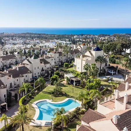 Townhouse In Paraiso 펜션 에스테포나