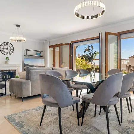 Townhouse In Paraiso 펜션 에스테포나